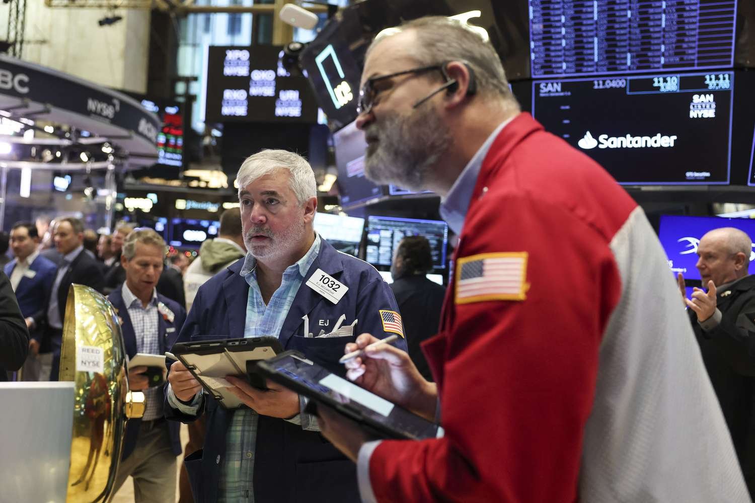 Stocks Retreat as Tech Shares Remain Under Pressure; Dow Hits New All-Time High Before Slipping Stocks Retreat as Tech Shares Remain Under Pressure; Dow Hits New All-Time High Before Slipping